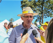 O vice governador Darci Piana faz a  entrega de tratores para agricultores familiares. Os equipamentos são do programa Trator Solidário, na Expolondrina nesta quinta-feira (11).  Londrina, 11/04/2019 -  Foto: Geraldo Bubniak/ANPr