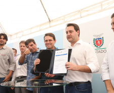 O governador Carlos Massa Ratinho Junior e o presidente da Sanepar, Cláudio Stábile, inauguraram nesta quinta-feira (11) um novo sistema de abastecimento de água em Londrina, capaz de atender quaisquer emergências ou inconstâncias na cidade.  Londrina, 11/04/2019  -  Foto: Rodrigo Felix Leal/ANPr