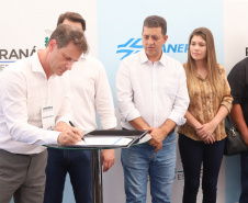 O governador Carlos Massa Ratinho Junior e o presidente da Sanepar, Cláudio Stábile, inauguraram nesta quinta-feira (11) um novo sistema de abastecimento de água em Londrina, capaz de atender quaisquer emergências ou inconstâncias na cidade.   Londrina, 11/04/2019  -  Foto: Rodrigo Felix Leal/ANPr