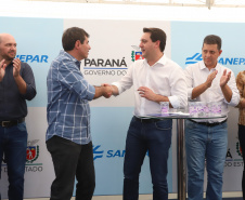 O governador Carlos Massa Ratinho Junior e o presidente da Sanepar, Cláudio Stábile, inauguraram nesta quinta-feira (11) um novo sistema de abastecimento de água em Londrina, capaz de atender quaisquer emergências ou inconstâncias na cidade.   Londrina, 11/04/2019  -  Foto: Rodrigo Felix Leal/ANPr