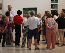 O “Arte para Maiores”, programa do Museu Oscar Niemeyer voltado especialmente para pessoas com mais de 60 anos, acontecerá nesta terça-feira (16), das 14h às 17h.  Foto: Maita Franco/Divulgação - MON