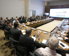 O governador Carlos Massa Ratinho Junior reuniu-se nesta terça-feira (16), no Palácio Iguaçu, em Curitiba, com a equipe de governo. Além de secretários e diretores de companhias estatais, participaram o presidente da Empresa Brasileira de Serviços Hospitalares (Ebserh), general Oswaldo de Jesus Ferreira, o líder do governo na Assembleia, Hussein Bakri, e os deputados estaduais Michele Caputo Neto e Tercílio Turini.  -  Curitiba, 16-04-19.Foto: Arnaldo Alves / ANPr.