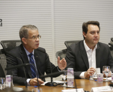 O governador Carlos Massa Ratinho Junior reuniu-se nesta terça-feira (16), no Palácio Iguaçu, em Curitiba, com a equipe de governo. Além de secretários e diretores de companhias estatais, participaram o presidente da Empresa Brasileira de Serviços Hospitalares (Ebserh), general Oswaldo de Jesus Ferreira, o líder do governo na Assembleia, Hussein Bakri, e os deputados estaduais Michele Caputo Neto e Tercílio Turini.  -  Curitiba, 16-04-19.Foto: Arnaldo Alves / ANPr.