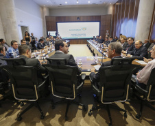 O governador Carlos Massa Ratinho Junior reuniu-se nesta terça-feira (16), no Palácio Iguaçu, em Curitiba, com a equipe de governo. Além de secretários e diretores de companhias estatais, participaram o presidente da Empresa Brasileira de Serviços Hospitalares (Ebserh), general Oswaldo de Jesus Ferreira, o líder do governo na Assembleia, Hussein Bakri, e os deputados estaduais Michele Caputo Neto e Tercílio Turini.  -  Curitiba, 16-04-19.Foto: Arnaldo Alves / ANPr.