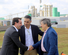 Governador Carlos Massa Ratinho Júnior visita a fábrica da Klabin em Ortigueira, na assinatura de convênio com a empresa e a prefeitura do município para a construção da Escola Técnica de Operação Florestal e Agrícola.  -  Ortigueira, 16/04/2019  -  Foto: Jaelson Lucas/ANPr