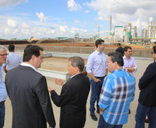 Governador Carlos Massa Ratinho Júnior visita a fábrica da Klabin em Ortigueira, na assinatura de convênio com a empresa e a prefeitura do município para a construção da Escola Técnica de Operação Florestal e Agrícola.  -  Ortigueira, 16/04/2019  -  Foto: Jaelson Lucas/ANPr