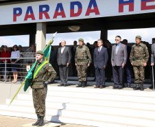 O Exército Brasileiro completa 371 anos em abril. Nesta quarta-feira (17), para celebrar a data, a 5ª Divisão de Exército realizou no Forte Pinheirinho, em Curitiba, uma solenidade militar com apresentação da banda da corporação e desfiles. Também foram entregues Medalhas de Ordem do Mérito Militar e diplomas a 20 civis e militares. O secretário de Estado da Segurança Pública e da Administração Penitenciária, Luiz Felipe Carbonell, participou da solenidade.
Foto Gilson Abreu ANPr