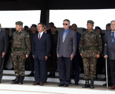 O Exército Brasileiro completa 371 anos em abril. Nesta quarta-feira (17), para celebrar a data, a 5ª Divisão de Exército realizou no Forte Pinheirinho, em Curitiba, uma solenidade militar com apresentação da banda da corporação e desfiles. Também foram entregues Medalhas de Ordem do Mérito Militar e diplomas a 20 civis e militares. O secretário de Estado da Segurança Pública e da Administração Penitenciária, Luiz Felipe Carbonell, participou da solenidade.
Foto Gilson Abreu ANPr