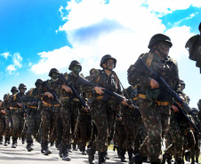 O Exército Brasileiro completa 371 anos em abril. Nesta quarta-feira (17), para celebrar a data, a 5ª Divisão de Exército realizou no Forte Pinheirinho, em Curitiba, uma solenidade militar com apresentação da banda da corporação e desfiles. Também foram entregues Medalhas de Ordem do Mérito Militar e diplomas a 20 civis e militares. O secretário de Estado da Segurança Pública e da Administração Penitenciária, Luiz Felipe Carbonell, participou da solenidade.
Foto Gilson Abreu ANPr