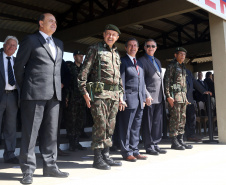 O Exército Brasileiro completa 371 anos em abril. Nesta quarta-feira (17), para celebrar a data, a 5ª Divisão de Exército realizou no Forte Pinheirinho, em Curitiba, uma solenidade militar com apresentação da banda da corporação e desfiles. Também foram entregues Medalhas de Ordem do Mérito Militar e diplomas a 20 civis e militares. O secretário de Estado da Segurança Pública e da Administração Penitenciária, Luiz Felipe Carbonell, participou da solenidade.
Foto Gilson Abreu ANPr