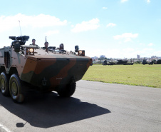 O Exército Brasileiro completa 371 anos em abril. Nesta quarta-feira (17), para celebrar a data, a 5ª Divisão de Exército realizou no Forte Pinheirinho, em Curitiba, uma solenidade militar com apresentação da banda da corporação e desfiles. Também foram entregues Medalhas de Ordem do Mérito Militar e diplomas a 20 civis e militares. O secretário de Estado da Segurança Pública e da Administração Penitenciária, Luiz Felipe Carbonell, participou da solenidade.
Foto Gilson Abreu ANPr