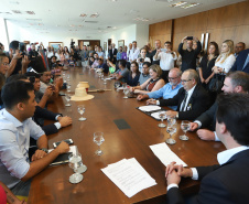 O governador Carlos Massa Ratinho Junior assinou nesta quarta-feira (17), no Palácio Iguaçu, um projeto de lei que propõe a criação do Conselho Estadual dos Povos Indígenas (CEPI-PR), órgão consultivo que será responsável por assegurar a participação dos povos indígenas nas políticas públicas do Estado.  -  Curitiba, 17/04/2019  -  Foto:  Rodrigo Félix Leal/ANPr