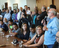 O governador Carlos Massa Ratinho Junior assina projeto de lei, a ser enviado à Assembleia Legislativa, propondo a criação do Conselho Estadual dos Povos Indígenas do Paraná.  -  Curitiba, 17/04/2019  -  Foto:  Rodrigo Félix Leal/ANPr