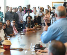 O governador Carlos Massa Ratinho Junior assinou nesta quarta-feira (17), no Palácio Iguaçu, um projeto de lei que propõe a criação do Conselho Estadual dos Povos Indígenas (CEPI-PR), órgão consultivo que será responsável por assegurar a participação dos povos indígenas nas políticas públicas do Estado.  -  Curitiba, 17/04/2019  -  Foto:  Rodrigo Félix Leal/ANPr