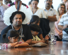 O governador Carlos Massa Ratinho Junior assinou nesta quarta-feira (17), no Palácio Iguaçu, um projeto de lei que propõe a criação do Conselho Estadual dos Povos Indígenas (CEPI-PR), órgão consultivo que será responsável por assegurar a participação dos povos indígenas nas políticas públicas do Estado.  -  Curitiba, 17/04/2019  -  Foto:  Rodrigo Félix Leal/ANPr