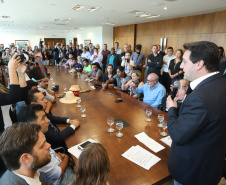 O governador Carlos Massa Ratinho Junior assinou nesta quarta-feira (17), no Palácio Iguaçu, um projeto de lei que propõe a criação do Conselho Estadual dos Povos Indígenas (CEPI-PR), órgão consultivo que será responsável por assegurar a participação dos povos indígenas nas políticas públicas do Estado.  -  Curitiba, 17/04/2019  -  Foto:  Rodrigo Félix Leal/ANPr