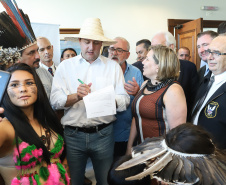 O governador Carlos Massa Ratinho Junior assinou nesta quarta-feira (17), no Palácio Iguaçu, um projeto de lei que propõe a criação do Conselho Estadual dos Povos Indígenas (CEPI-PR), órgão consultivo que será responsável por assegurar a participação dos povos indígenas nas políticas públicas do Estado.  -  Curitiba, 17/04/2019  -  Foto:  Rodrigo Félix Leal/ANPr