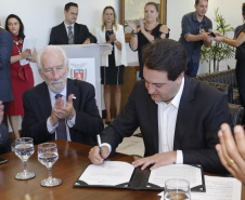 O governador Carlos Massa Ratinho Junior assina projeto de lei, a ser enviado à Assembleia Legislativa, propondo a criação do Conselho Estadual dos Povos Indígenas do Paraná. Presentes na solenidade: superintendente geral de diálogo e interação social Mauro Rockenbach, caciques, deputados, entre outros.Curitiba, 17-04-19.Foto: Arnaldo Alves / ANPr.