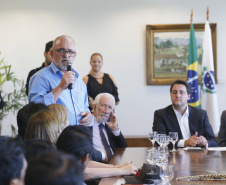 O governador Carlos Massa Ratinho Junior assina projeto de lei, a ser enviado à Assembleia Legislativa, propondo a criação do Conselho Estadual dos Povos Indígenas do Paraná. Presentes na solenidade: superintendente geral de diálogo e interação social Mauro Rockenbach, caciques, deputados, entre outros.Curitiba, 17-04-19.Foto: Arnaldo Alves / ANPr.