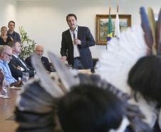 O governador Carlos Massa Ratinho Junior assina projeto de lei, a ser enviado à Assembleia Legislativa, propondo a criação do Conselho Estadual dos Povos Indígenas do Paraná. Presentes na solenidade: superintendente geral de diálogo e interação social Mauro Rockenbach, caciques, deputados, entre outros.Curitiba, 17-04-19.Foto: Arnaldo Alves / ANPr.