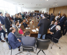 O governador Carlos Massa Ratinho Junior assina projeto de lei, a ser enviado à Assembleia Legislativa, propondo a criação do Conselho Estadual dos Povos Indígenas do Paraná. Presentes na solenidade: superintendente geral de diálogo e interação social Mauro Rockenbach, caciques, deputados, entre outros.Curitiba, 17-04-19.Foto: Arnaldo Alves / ANPr.