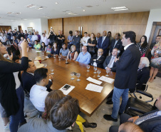 O governador Carlos Massa Ratinho Junior assina projeto de lei, a ser enviado à Assembleia Legislativa, propondo a criação do Conselho Estadual dos Povos Indígenas do Paraná. Presentes na solenidade: superintendente geral de diálogo e interação social Mauro Rockenbach, caciques, deputados, entre outros.Curitiba, 17-04-19.Foto: Arnaldo Alves / ANPr.