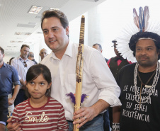 O governador Carlos Massa Ratinho Junior assina projeto de lei, a ser enviado à Assembleia Legislativa, propondo a criação do Conselho Estadual dos Povos Indígenas do Paraná. Presentes na solenidade: superintendente geral de diálogo e interação social Mauro Rockenbach, caciques, deputados, entre outros.Curitiba, 17-04-19.Foto: Arnaldo Alves / ANPr.