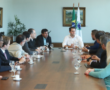 O governador Carlos Massa Ratinho Junior e o presidente da J.Macêdo, Walter Faria Junior, oficializaram nesta quinta-feira (18) a adesão da empresa ao programa Paraná Competitivo e investimentos de R$ 500 milhões em um complexo industrial de manipulação de trigo em Londrina, no Norte do Estado. Foto: Rodrigo Felix Leal/ANPr