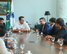 O governador Carlos Massa Ratinho Junior e o presidente da J.Macêdo, Walter Faria Junior, oficializaram nesta quinta-feira (18) a adesão da empresa ao programa Paraná Competitivo e investimentos de R$ 500 milhões em um complexo industrial de manipulação de trigo em Londrina, no Norte do Estado. Foto: Rodrigo Felix Leal/ANPr