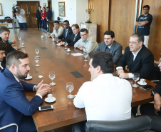 O governador Carlos Massa Ratinho Junior e o presidente da J.Macêdo, Walter Faria Junior, oficializaram nesta quinta-feira (18) a adesão da empresa ao programa Paraná Competitivo e investimentos de R$ 500 milhões em um complexo industrial de manipulação de trigo em Londrina, no Norte do Estado. Foto: Rodrigo Felix Leal/ANPr