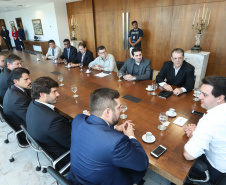 O governador Carlos Massa Ratinho Junior e o presidente da J.Macêdo, Walter Faria Junior, oficializaram nesta quinta-feira (18) a adesão da empresa ao programa Paraná Competitivo e investimentos de R$ 500 milhões em um complexo industrial de manipulação de trigo em Londrina, no Norte do Estado. Foto: Rodrigo Felix Leal/ANPr