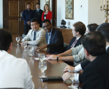 O governador Carlos Massa Ratinho Junior e o presidente da J.Macêdo, Walter Faria Junior, oficializaram nesta quinta-feira (18) a adesão da empresa ao programa Paraná Competitivo e investimentos de R$ 500 milhões em um complexo industrial de manipulação de trigo em Londrina, no Norte do Estado. Foto: Rodrigo Felix Leal/ANPr