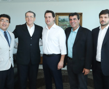 O governador Carlos Massa Ratinho Junior e o presidente da J.Macêdo, Walter Faria Junior, oficializaram nesta quinta-feira (18) a adesão da empresa ao programa Paraná Competitivo e investimentos de R$ 500 milhões em um complexo industrial de manipulação de trigo em Londrina, no Norte do Estado. Foto: Rodrigo Felix Leal/ANPr