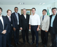 O governador Carlos Massa Ratinho Junior e o presidente da J.Macêdo, Walter Faria Junior, oficializaram nesta quinta-feira (18) a adesão da empresa ao programa Paraná Competitivo e investimentos de R$ 500 milhões em um complexo industrial de manipulação de trigo em Londrina, no Norte do Estado. Foto: Rodrigo Felix Leal/ANPr