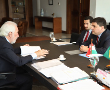 Governador em exercício Darci Piana recebe o  cônsul honorário da Hungria em Curitiba, Marco Aurélio Schetino de Lima.  -  Curitiba, 24/04/2019  -  Foto:  José Fernando Ogura/ANPr