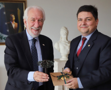 Governador em exercício Darci Piana recebe o  cônsul honorário da Hungria em Curitiba, Marco Aurélio Schetino de Lima.  -  Curitiba, 24/04/2019  -  Foto:  José Fernando Ogura/ANPr