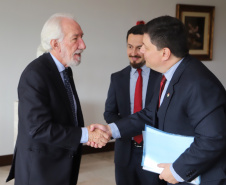 Governador em exercício Darci Piana recebe o  cônsul honorário da Hungria em Curitiba, Marco Aurélio Schetino de Lima.  -  Curitiba, 24/04/2019  -  Foto:  José Fernando Ogura/ANPr