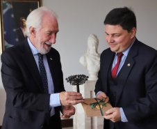 Governador em exercício Darci Piana recebe o  cônsul honorário da Hungria em Curitiba, Marco Aurélio Schetino de Lima.  -  Curitiba, 24/04/2019  -  Foto:  José Fernando Ogura/ANPr