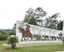 Monumento ao Tropeiro, obra do artista Poty Lazarotto - Lapa. Foto: Arnaldo Alves 
