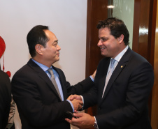 CHINA -  O governador Carlos Massa Ratinho também esteve com o embaixador da China no Brasil, Yang Wanming. Ele apresentou como resultado da recente viagem ao país, na semana passada, a confirmação da visita do CEO da China Communications Construction Company (CCCC) - estatal chinesa e maior empresa de infraestrutura do País - ao Paraná no dia 14 de maio. Na foto, o secretário da Infraestrurtura e Logística, Sandro Alex  -  Curitiba, 29/04/2019  -  Foto: Rodrigo Félix Leal/ANPr