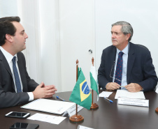 O governador Carlos Massa Ratinho Junior se reuniu na segunda-feira (29), em Brasília, com os embaixadores Nimia Ermelinda da Silva Boschert, do Paraguai, e Fernando Schmidt Ariztía, do Chile, para tratar do projeto do corredor bioceânico entre o Porto de Paranaguá e o Porto de Antofagasta.  -  BRasília, 29/04/2019  -  Foto: Rodrigo Félix Leal/ANPr