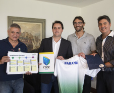 O superintendente de Esportes Hélio Wirbiski apresentou nesta terça-feira (30) ao governador Carlos Massa Ratinho Junior o calendário oficial dos jogos esportivos no Paraná