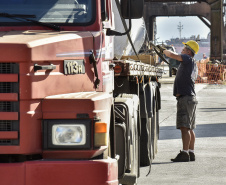 Todos os dias, em média, cerca de mil pessoas chegam para trabalhar no Porto de Paranaguá. São funcionários da empresa pública, servidores das empresas operadoras portuárias, motoristas, prestadores de serviços e trabalhadores portuários avulsos, os chamados TPAs.  -  Paranaguá, 30/04/2019  -  Foto: Claudio Neves/APPA