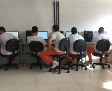 O Paraná atingiu em março a marca de 47,72% dos presos fazendo algum tipo de atividade educacional, segundo o Departamento Penitenciário (Depen-PR). O índice é consideravelmente superior a fevereiro, quando o Estado fechou com 36,3% e alcançou o segundo lugar entre as unidades da federação, perdendo apenas para o Piauí (40%). Foto:José Fernando Ogura/ANPr