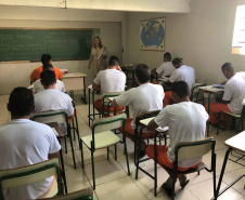 O Paraná atingiu em março a marca de 47,72% dos presos fazendo algum tipo de atividade educacional, segundo o Departamento Penitenciário (Depen-PR). O índice é consideravelmente superior a fevereiro, quando o Estado fechou com 36,3% e alcançou o segundo lugar entre as unidades da federação, perdendo apenas para o Piauí (40%). Foto:José Fernando Ogura/ANPr