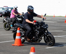 Motociclistas de Curitiba e Região Metropolitana participaram de uma instrução educativa sobre direção defensiva na manhã deste sábado (04/05), Dia Mundial do Trânsito, para reforçar a campanha educativa Maio Amarelo, do Departamento de Trânsito do Paraná (DETRAN) e da Polícia Militar. Foto:Soldado Amanda Morais