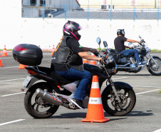 Motociclistas de Curitiba e Região Metropolitana participaram de uma instrução educativa sobre direção defensiva na manhã deste sábado (04/05), Dia Mundial do Trânsito, para reforçar a campanha educativa Maio Amarelo, do Departamento de Trânsito do Paraná (DETRAN) e da Polícia Militar. Foto:Soldado Amanda Morais