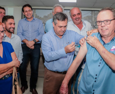 O secretário da Saúde do Paraná, Beto Preto, fez neste sábado pela manhã, na sede da 16ª Regional de Saúde, em Apucarana, a abertura estadual do “Dia D” da vacinação contra a gripe. Foto: Josias Pinto
