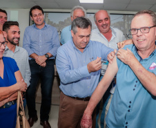 O secretário da Saúde do Paraná, Beto Preto, fez neste sábado pela manhã, na sede da 16ª Regional de Saúde, em Apucarana, a abertura estadual do “Dia D” da vacinação contra a gripe. Foto:  Josias Pinto