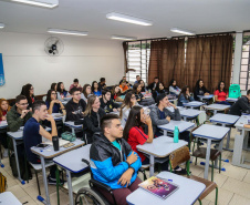 Estudantes, profissionais e familiares de alunos da rede estadual de educação vão ter a oportunidade de apontar qual seu nível de satisfação em relação ao ambiente escolar e o que precisa ser melhorado nas instituições de ensino do Estado. É que a Secretaria do Estado da Educação (SEED) lança, nesta segunda-feira (6), a Pesquisa Nossa Escola, com o objetivo de levantar informações sobre as mais de 2 mil escolas estaduais do Paraná. -  Foto: Geraldo Bubniak/ANPr